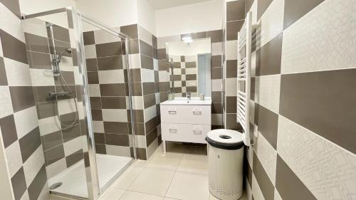 une salle de bain avec douche et lavabo dans l'établissement Sérénité, à Antibes
