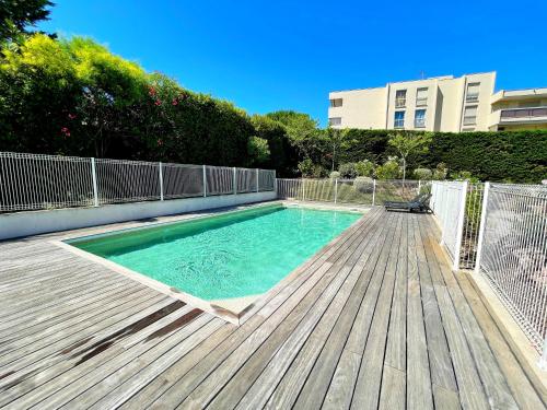 une petite piscine sur une terrasse en bois dans l'établissement Sérénité, à Antibes