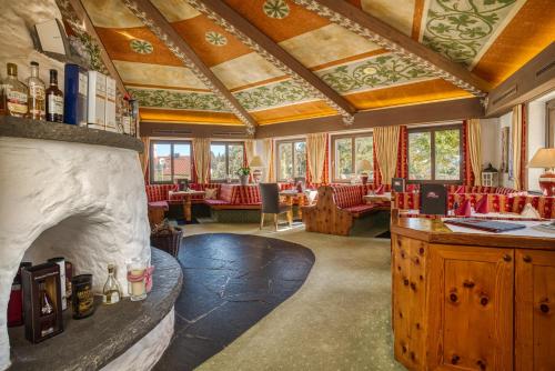 a living room with a fireplace in a restaurant at Landhaus Sommerau in Buchenberg