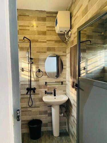 La salle de bains est pourvue d'un lavabo et d'un miroir. dans l'établissement Mr Luxury 3 Bedroom Apartment, à Lagos