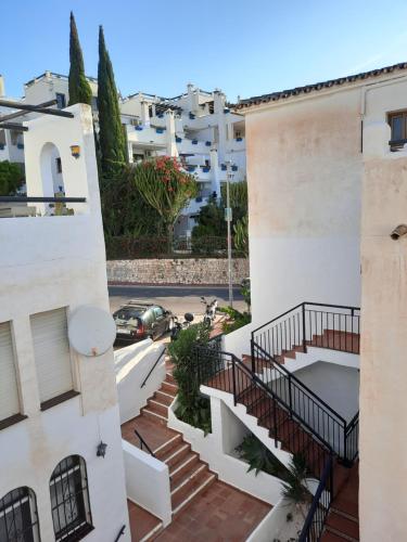 ein Blick vom Balkon eines Gebäudes in der Unterkunft Apartamento 372 Pueblo Evita in Arroyo de la Miel