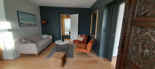 un salon avec un canapé et une table dans l'établissement Superbe appartement centre Wimereux, à Wimereux