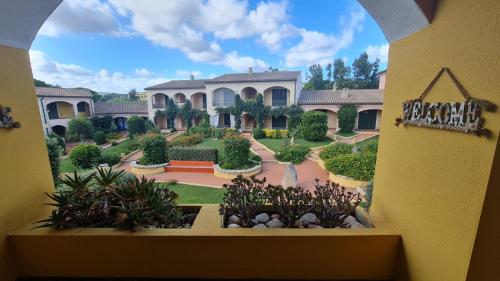 Elle offre une vue sur une grande maison dotée d'un jardin. dans l'établissement Casa Il Pescatore, à Porto Pozzo