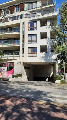 ein großes weißes Gebäude mit einer Rampe davor in der Unterkunft Apartament LUXON 4 in Kielce