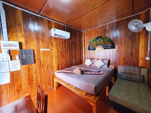 Cette petite chambre comprend un lit dans un bateau. dans l'établissement Perfect Resort & motorbikes for rent Sukhothai, à Sukhothaï