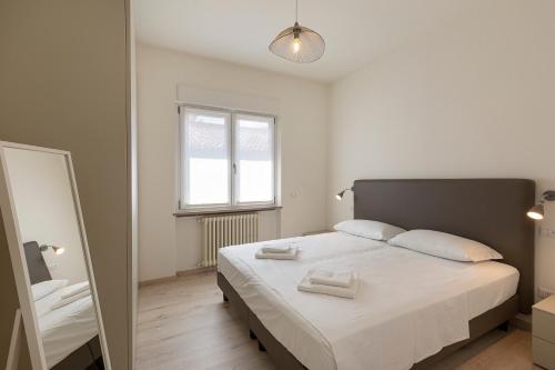 una camera da letto con un letto con due asciugamani bianchi di Felix 10 a Stresa