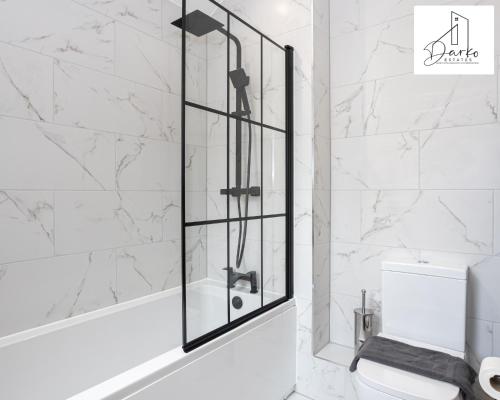 uma cabina de duche em vidro numa casa de banho com WC em Apartment 2 - Beautiful 1 Bedroom Apartment Near Manchester em Worsley