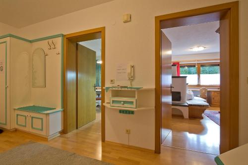 ein Wohnzimmer mit einer Tür zum Wohnzimmer in der Unterkunft Apart Auer Umhausen in Umhausen