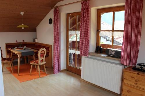eine Küche mit einem Tisch und einem Esszimmer in der Unterkunft Ferienhaus Pfeiffer in Schwangau