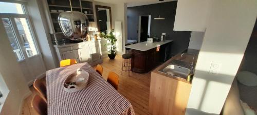 une petite cuisine avec une table et un évier dans l'établissement Superbe appartement centre Wimereux, à Wimereux