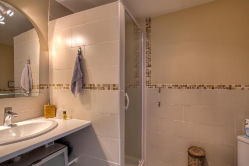 a bathroom with a shower and a sink at Domaine des Pierres Blanches - Gite La Salamandre in Carlux
