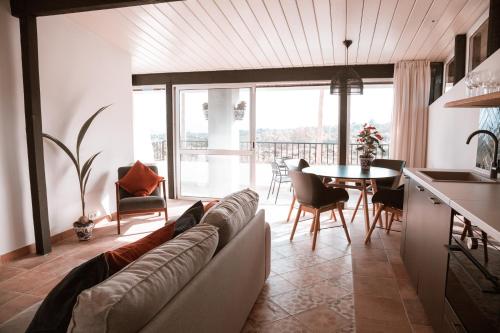 uma sala de estar com um sofá e uma mesa em Finca Besito em Alhaurín el Grande