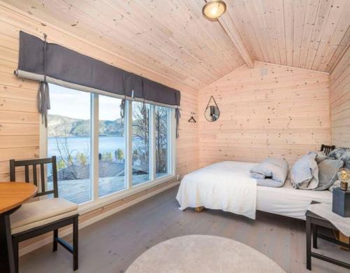 Katil atau katil-katil dalam bilik di Modern cabin with panoramic view of the Nisser See
