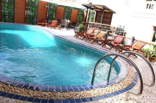uma grande piscina com cadeiras e uma piscina em Mali Namphu Hotel em Vientiane