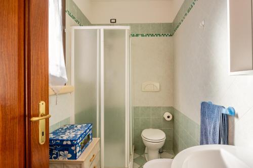 uma casa de banho com um chuveiro e um WC. em Casa Olly em Montecatini Terme