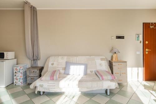 1 dormitorio con 1 cama y vestidor en Casa Olly en Montecatini Terme