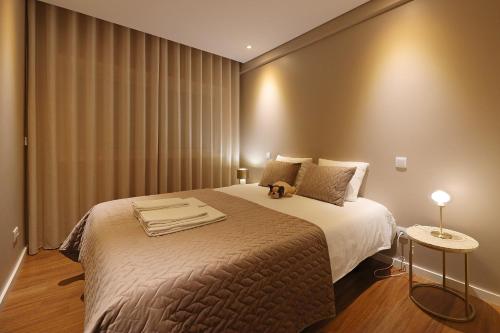 ポルトにあるApartamento da Musica - Boavista - OPENINGのテディベアのベッドがある寝室