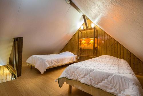 - une chambre mansardée avec 2 lits dans l'établissement Chalets de la Wormsa, à Metzeral