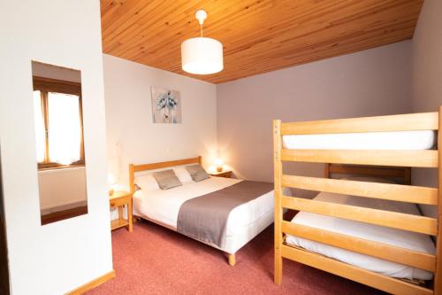 Schlafzimmer mit einem Bett und einer Leiter in der Unterkunft HOTEL RESTAURANT LE CENTRE in Lélex
