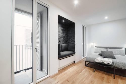 sypialnia z łóżkiem i oknem w obiekcie Cressoni Suite-Downtown Como w Como