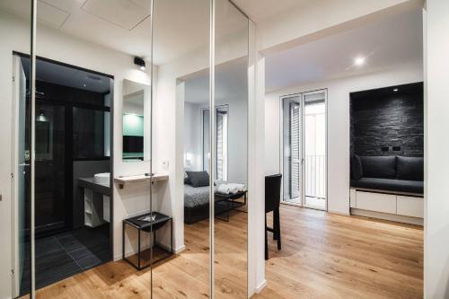 sypialnia z łóżkiem, biurkiem i lustrem w obiekcie Cressoni Suite-Downtown Como w Como
