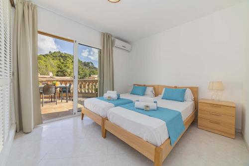 - une chambre avec un grand lit et un balcon dans l'établissement Villa Arata, à Alcanada