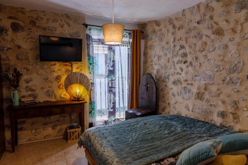 een slaapkamer met een bed, een televisie en een raam bij Dios Esta Bien in Peñíscola