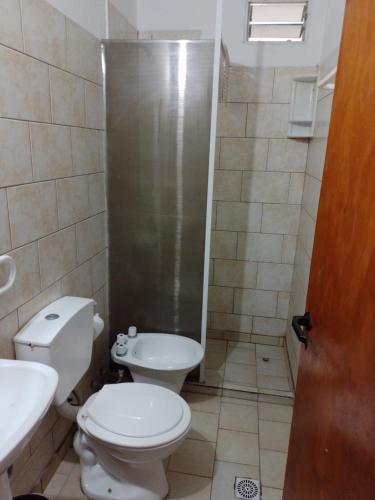 łazienka z toaletą i umywalką w obiekcie Alojamientos frente al Mar Complejo "El Estar De La Costa" w mieście San Clemente del Tuyú