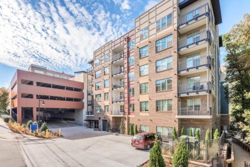 un edificio de apartamentos con un coche aparcado delante de él en Modish and Spacious Apartments at The Exchange on Erwin in Durham, North Carolina, en Durham