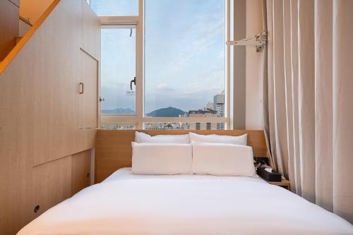 Postel nebo postele na pokoji v ubytování Aank Hotel Hongdae
