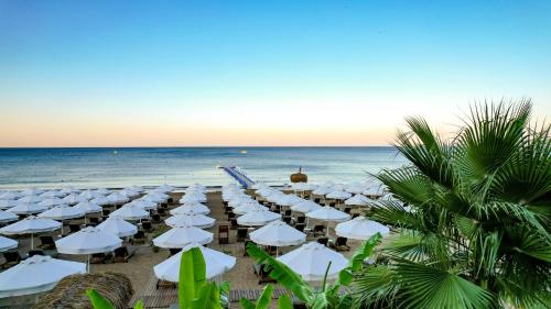 西代的住宿－Barut Hemera - Ultra All Inclusive，沙滩上的一把白色遮阳伞