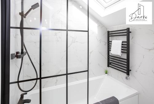 łazienka z prysznicem wyłożona białymi kafelkami. w obiekcie Apartment 5 - Beautiful 1 Bedroom Apartment Near Manchester w mieście Worsley