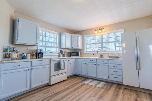 Gallery image of NEW updated home w/ firepit, 2 min walk to beach in Surfside Beach