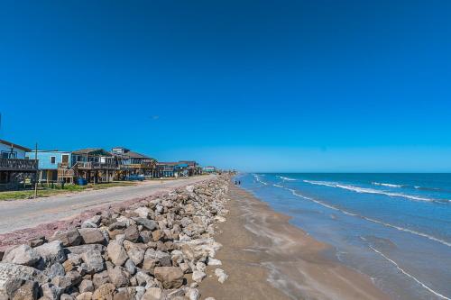 Gallery image of NEW updated home w/ firepit, 2 min walk to beach in Surfside Beach