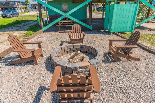 Gallery image of NEW updated home w/ firepit, 2 min walk to beach in Surfside Beach