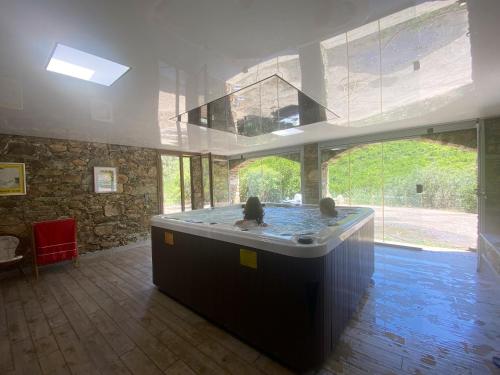 - 2 enfants dans une baignoire dans une maison dans l'établissement Maison enchanteresse à Santo-Pietro-di-Tenda avec jacuzzi, à Santo-Pietro-di-Tenda