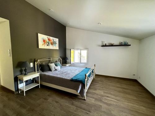 une chambre avec un lit, une table et une fenêtre dans l'établissement Maison enchanteresse à Santo-Pietro-di-Tenda avec jacuzzi, à Santo-Pietro-di-Tenda