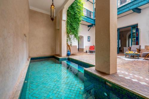 una piscina en una casa con suelo de baldosa en Hotel & Spa Dar Sara, en Marrakech