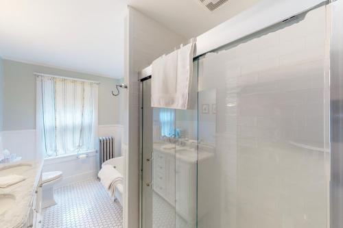 bagno con doccia, lavandino e servizi igienici di The Worden House a Manchester