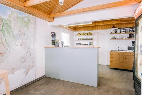 W pokoju znajduje się kuchnia z dużym białym blatem. w obiekcie Hlid Bed and Breakfast w mieście Mývatn