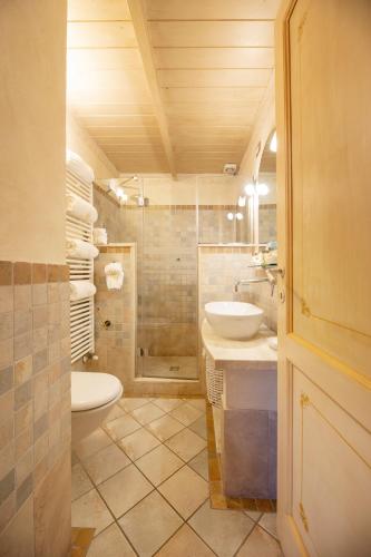 Ένα μπάνιο στο Torre Del Nera Albergo diffuso & Spa