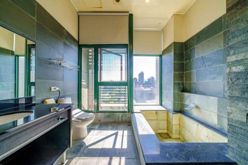 礁渓郷にある礁嬉湯宿springのバスルーム(洗面台、トイレ付)、窓が備わります。