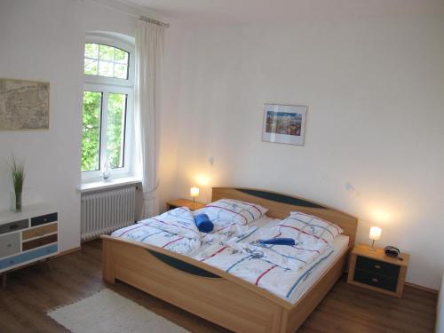 ein Schlafzimmer mit einem Bett mit zwei Kissen darauf in der Unterkunft FeWo UKENA DORN204 in Dornum