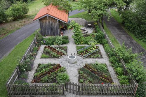 a garden with a fountain in the middle of a yard at Säntisblick in Weitnau