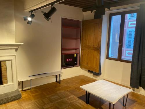 TV a/nebo společenská místnost v ubytování Le Carré Carnot Annecy