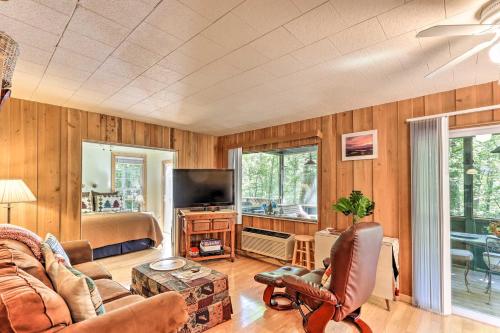 Rustic Hayesville Cabin with Fire Pit and Deck! – Photos 3