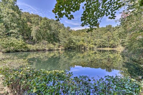 Rustic Hayesville Cabin with Fire Pit and Deck! – Photos 2