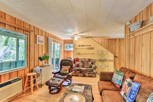 Rustic Hayesville Cabin with Fire Pit and Deck! – Photos 4