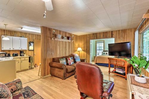 Rustic Hayesville Cabin with Fire Pit and Deck! – Photos 5
