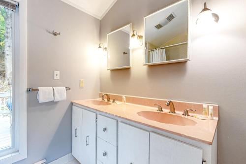 uma casa de banho com 2 lavatórios e um espelho em Beautiful Four Season Mountain Retreat em Campton